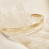 Nature morte du bracelet jonc perlé gravé en Plaqué Or ainsi que le même bracelet mais en argent