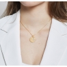 Collier personnalisé plaqué or avec une constellation gravée sur la médaille.