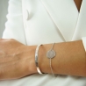 Porté du bracelet chaînette médaille gravée en Argent