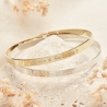 Nature morte comportant un bracelet jonc gravé en Plaqué Or et le même mais en Argent
