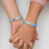 Bracelet enfant personnalisé, cuir plat bleu clair double tour, boucle acier