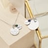 Collier médaille personnalisée grand format & son pendentif martelé pierre verte, argent