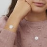 Photo porté du bracelet personnalisé enfant avec une lettre florale en argent