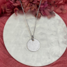 Médaille de naissance personnalisable en argent avec bébé fille gravé.