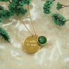Collier personnalisé médaille et pierre verte, plaqué or
