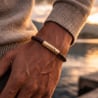 Bracelet homme personnalisé en cuir tressé marron arrondi et boucle dorée