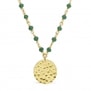 Packshot du Collier avec pierres vertes et médaille martelée personnalisée 15 mm Plaqué Or
