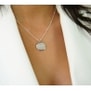 Porté du collier personnalisé grande médaille bombée 20 mm Argent