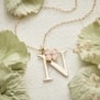 Collier charm lettre 18 mm Plaqué Or et son pendentif trèfle rose