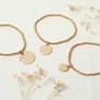 Bracelet élastique perles Plaqué Or et médaille martelée 12 mm gravée
