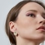 Boucles d'oreilles martelées puces avec pierres vertes en Plaqué Or