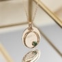 Nature morte du Collier médaille 20 mm Plaqué Or personnalisée et pendentif cercle avec pierre verte