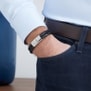 Bracelet homme personnalisé en cuir noir tressé, double tour avec boucle argentée