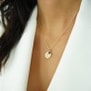 Collier médaille 15 mm Plaqué Or et son pendentif martelé et pierre bleue