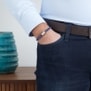 Bracelet personnalisé perles bleues avec médaillon argenté