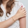 Bracelet élastique perles Plaqué Or et médaille martelée 12 mm gravée