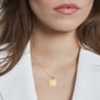 Photo porté du collier plaqué or avec médaille personnalisée lettre florale