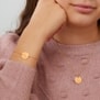 Porté du bracelet personnalisé enfant avec lettrine florale en plaqué or