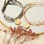 Bracelets personnalisés pour enfants avec des cordons liberty colorés et une médaille personnalisée lettre fleurie.