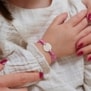 Bracelet personnalisé liberty avec médaille argent et illustration éléphant sur le poignet d'une jeune fille.