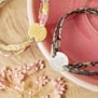 Bracelets personnalisés pour enfant avec des illustrations de chien et de licorne.