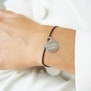 Porté du bracelet cordon avec médaille Argent personnalisée