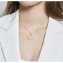 Collier personnalisé plaqué or avec une constellation gravée sur la médaille.