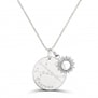 Collier argent personnalisé pour femme avec constellation gravée sur la médaille.