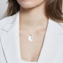 Collier personnalisé argent avec constellation du zodiaque gravée sur la médaille.