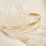 Nature morte du bracelet jonc perlé gravé en Argent et le même bracelet mais en Plaqué Or