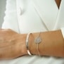 Porté du bracelet chaînette médaille gravée en Argent