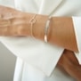 Porté du bracelet jonc perlé gravé en Argent