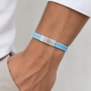 Bracelet homme personnalisé en cuir plat bleu clair, double tour avec boucle argentée
