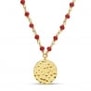 Packshot du Collier avec pierres rouges et médaille martelée personnalisée 15 mm Plaqué Or