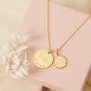 Collier médaille gravée et charm martelé soleil, plaqué or