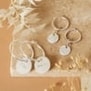 Boucles d'oreilles médailles martelées initiales en Argent