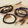 Bracelet personnalisé perles noires avec médaillon argenté