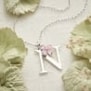 Collier charm initiale et trèfle rose, argent