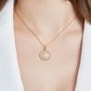 Collier médaille perlée et initiale gravée, plaqué or