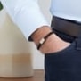 Bracelet personnalisé perles noires avec médaillon argenté