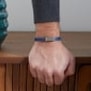 Bracelet homme personnalisé en cuir plat bleu, double tour avec boucle argentée