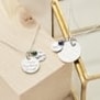 Collier médaille personnalisée grand format & son pendentif martelé pierre verte, argent