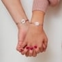 Photo porté du bracelet cordon personnalisé pour enfant avec une médaille argent