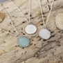 Collier médaille gravée nacre verte, argent