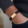 Bracelet homme personnalisé avec cuir tressé noir et boucle dorée