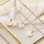 Collier personnalisé double médaille martelée et lisse, plaqué or