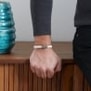 Bracelet homme personnalisé en cuir plat blanc, double tour avec boucle argentée