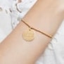 Bracelet élastique perles Plaqué Or et médaille 20 mm gravée