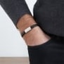 Bracelet homme personnalisé en cuir tressé noir avec boucle argentée