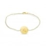 Packshot bracelet personnalisé enfant en plaqué or avec une médaille lettre florale